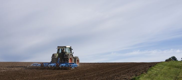 Un agriculteur est-il en droit de solliciter une participation financière des propriétaires de terrains sous lesquels passe un réseau d'eau potable qu'il a financé et dont ils bénéficient?